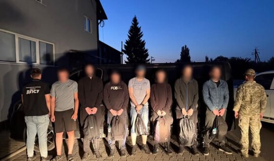 На Буковині шістьох чоловіків і переправника затримано дорогою до кордону