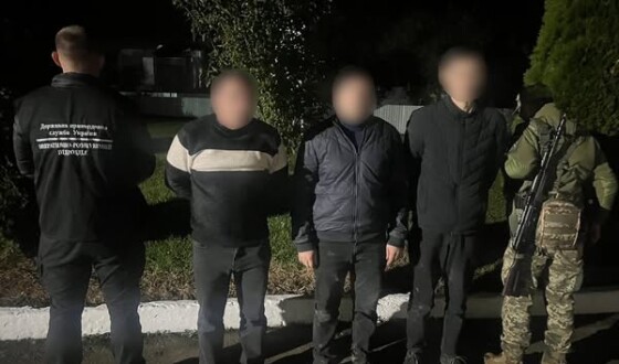 На Закарпатті  прикордонники затримали трьох «мандрівників» та  переправника