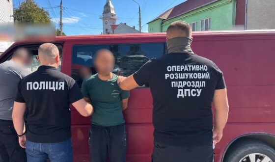 Прикордонники затримали переправника, який доставив до кордону порушника та отримав 7 тисяч доларів