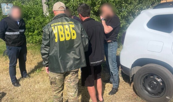 На Сумщині правоохоронці затримали чоловіка, який намагався за хабар незаконно переправити до рф 5 жінок