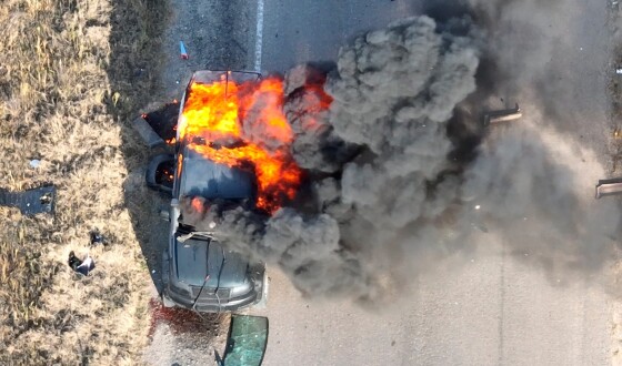На Херсонському напрямку прикордонники знищили ворожий автомобіль двома дронами-камікадзе, відео