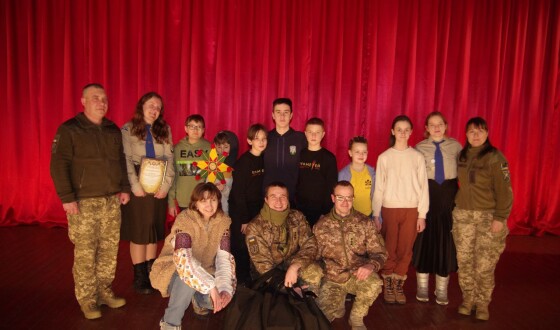 Українська молодь діаспори передала подарунки дітям військових: акція “Теплом зігріємо серця”