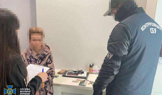 СБУ викрила консулку України, яка «допомагала» нелегалам з «терористично ризикових» країн Азії переїхати до ЄС