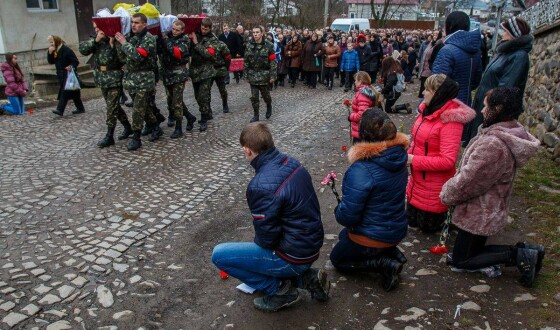 Мовчати, щоб не підставити добровольців