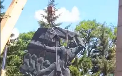У місті Пирятин на Полтавщині демонтували російсько-комуністичну символіку