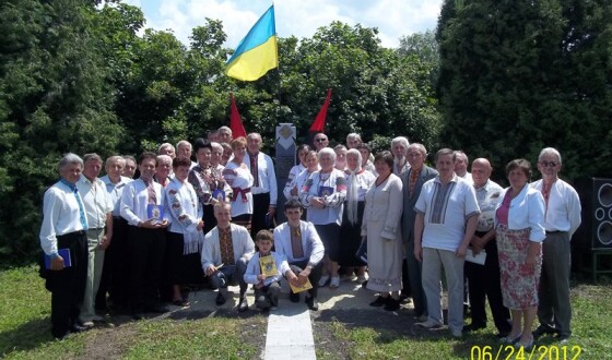 «Лицарям ОУН-УПА, що полягли за Віру, Правду і Свобрду з ворогами Українського Народу.»