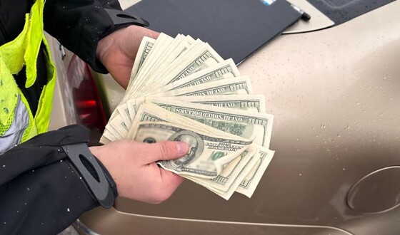 «Оберіг» за 5600 доларів: поліцейські Житомирщини затримали підозрюваних у корупційній схемі