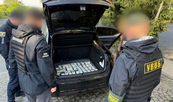 На Закарпатті ділки намагались підкупити прикордонника за 10 тисяч доларів США
