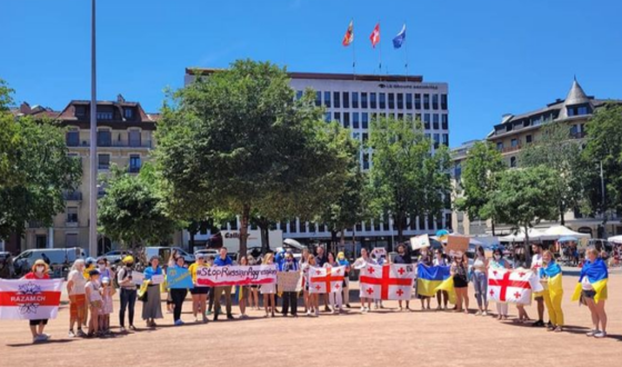 Українці зустріли Путіна в Женеві протестом #CтопРосійськійАгресії