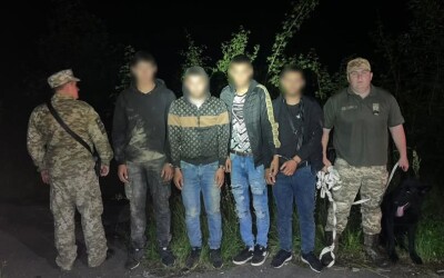 Поблизу кордону зі Словаччиною зупинили четвірку порушників