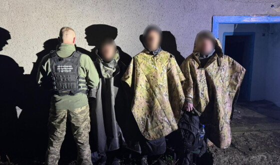 Прикордонники зупинили незаконний похід ухилянтів у плащах-невидимках до Молдови