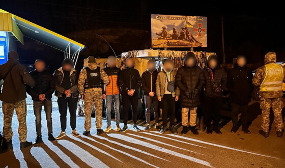 Групу порушників на двох автомобілях затримали прикордонники неподалік кордону з Молдовою