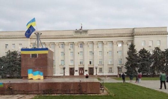 Прапори і &#8220;Смерть ворогам!&#8221; в Херсоні, фото, відео