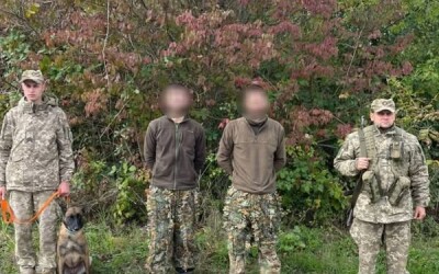 За 50 метрів від кордону затримали двох порушників у камуфльованому одязі