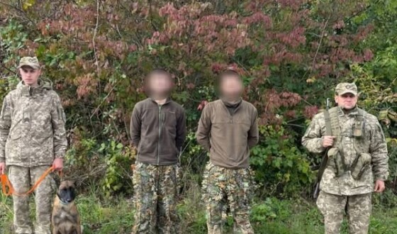 За 50 метрів від кордону затримали двох порушників у камуфльованому одязі