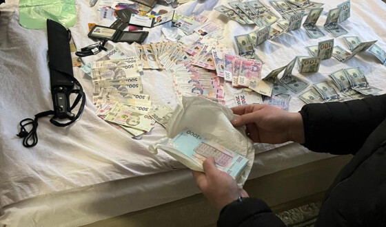 ДБР викрило посадовця Виконавчої служби у Вінницькій області, який за хабарі знімав арешти з майна боржників