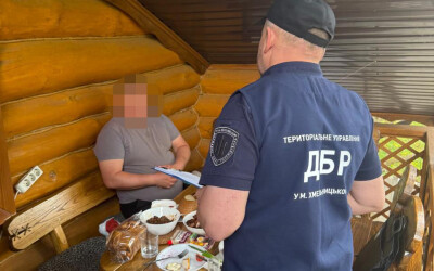 Хабар «по дружбі»: на Хмельниччині викрито бізнесмена, який брав гроші за влаштування на службу в тилу