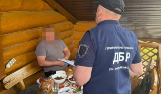 Хабар «по дружбі»: на Хмельниччині викрито бізнесмена, який брав гроші за влаштування на службу в тилу