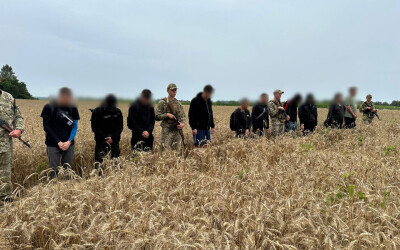 Прикордонники затримали 10 порушників, які прямували в Угорщину через пшеничне поле