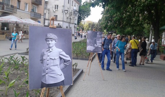 У центрі Тернополя встановили фотовиставку стрілецьких світлин 1916 року