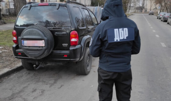 Судитимуть військовослужбовця, якого ДБР викрило на продажу автомобілів, переданих ЗСУ благодійним фондом
