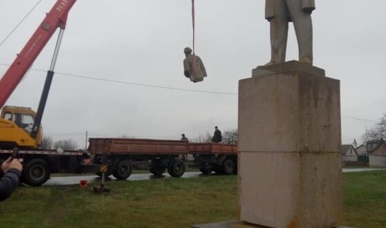 Останній на Полтавщині п’ятиметровий пам’ятник Марксу демонтували і передали до музею тоталітаризму