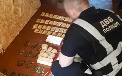 У Донецькій області на оборудках зі зброєю викрито співробітника поліції