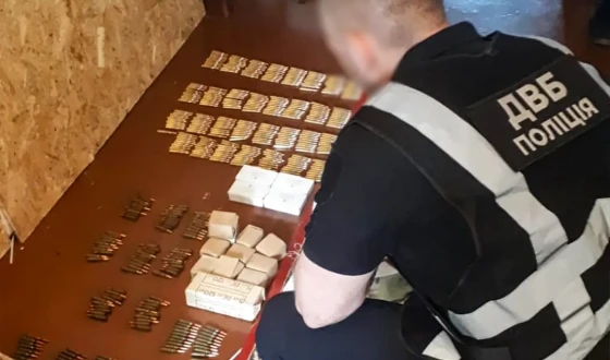 У Донецькій області на оборудках зі зброєю викрито співробітника поліції