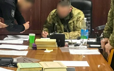 Будівельні роботи замість військової служби: Нацполіція та ДБР викрили посадовця військової частини на зловживанні службовим становищем