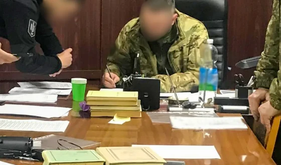 Будівельні роботи замість військової служби: Нацполіція та ДБР викрили посадовця військової частини на зловживанні службовим становищем