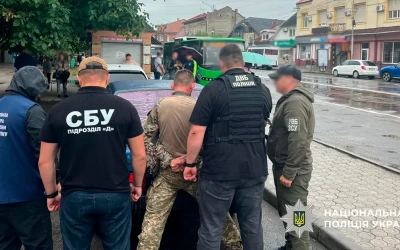 На Закарпатті правоохоронці затримали військового ТЦК, який заробляв на чоловіках призовного віку