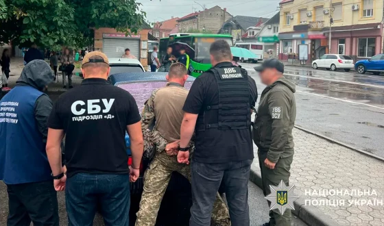 На Закарпатті правоохоронці затримали військового ТЦК, який заробляв на чоловіках призовного віку