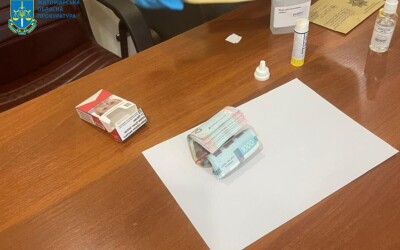 Підприємиця настирливо намагалась дати хабара поліцейському — тепер сама під слідством