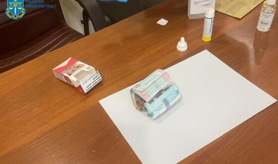 Підприємиця настирливо намагалась дати хабара поліцейському — тепер сама під слідством