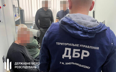 Керівник колонії виплачував зарплату відсутнім на роботі співробітникам