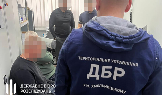 Керівник колонії виплачував зарплату відсутнім на роботі співробітникам