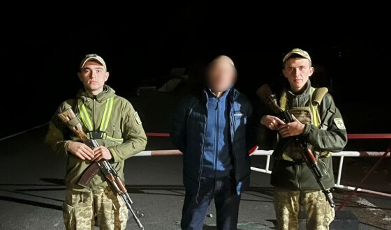 Херсонця, який отримував від російських загарбників заробітну плату, прикордонники затримали перед запливом Тисою