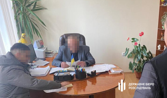 На Прикарпатті ДБР викрило посадовців, які організували «бізнес» з переправляння чоловіків за кордон