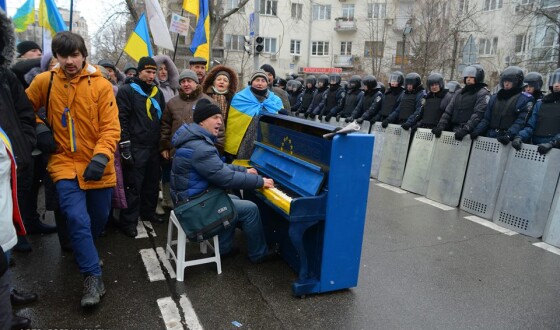 Перед кордоном військ під Адміністрацією Президента встановили вуличне фортепіано