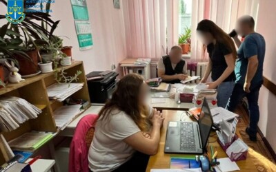 Прокуратура повідомила про підозру двом особам у схемі незаконного встановлення інвалідності за хабарі