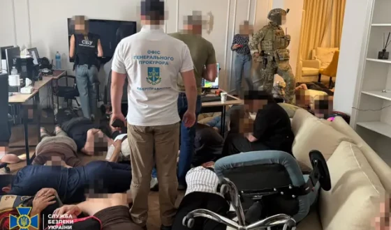 СБУ та Нацполіція викрили у Києві організовану мережу криптошахраїв, які щомісяця викрадали у людей до 1 млн доларів США