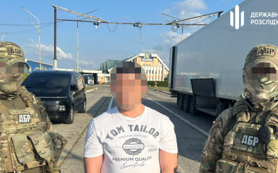 За матеріалами ДБР до України екстрадували експосадовця, який незаконно оформлював преміальні автомобілі