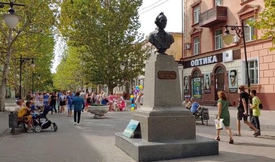 Росіяни вивезли з Херсона пам&#8217;ятники Суворову і Ушакову (фото до і після)