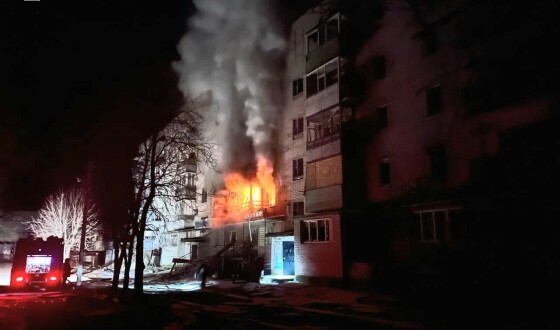 Російська армія вдарила авіабомбою по Куп’янську, загорілася п’ятиповерхівка