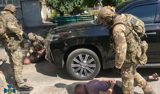 СБУ затримала на Житомирщині банду рекетирів, які «вибивали» гроші з військовослужбовця ЗСУ і погрожували його вагітній дружині
