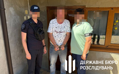 ДБР затримало батька та сина &#8211; правоохоронців, які за гроші «звільняли» чоловіків від служби в армії