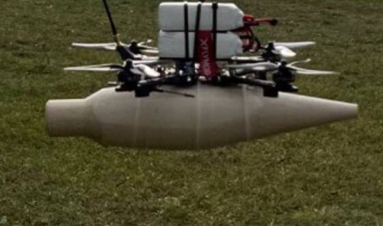 Український дрон-камікадзе залітає в російський бліндаж, відео