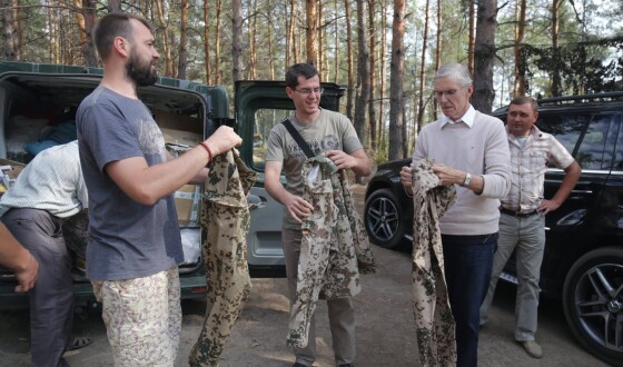 Волонтери відвезли військовим кілька машин допомоги від канадської діаспори (фото)