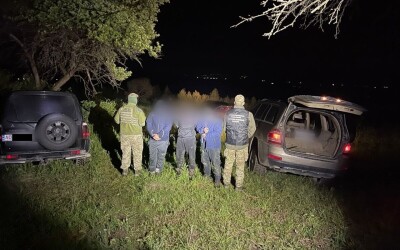 Прикордонники зі стрільбою затримали порушників, які чотирма безпілотними літаками хотіли переправляти сигарети в Румунію
