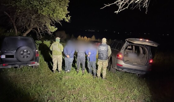 Прикордонники зі стрільбою затримали порушників, які чотирма безпілотними літаками хотіли переправляти сигарети в Румунію